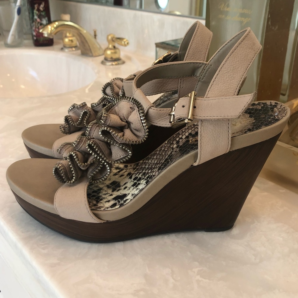 Gianni Bini Wedge Sandal, metal zipper ruffle detail, side buckle. Size 7.5. - Picture 2 of 13